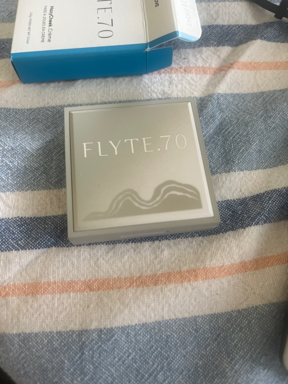 FLYTE.70 HazyCheek Crème in Look of Love - Picture 2 of 3